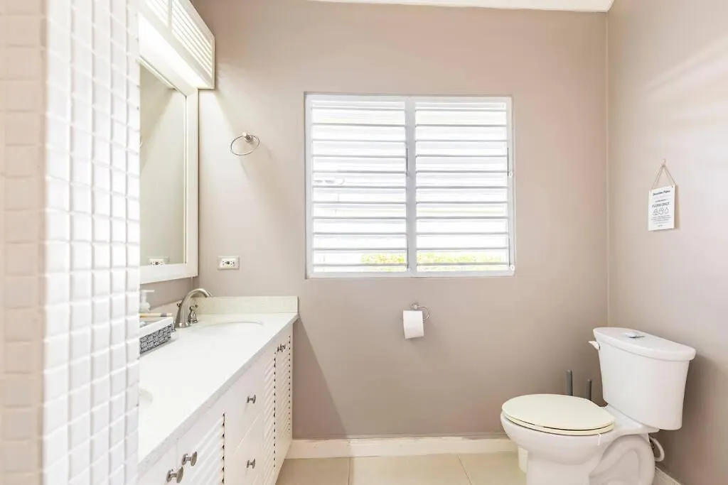 Noble House ~Spacious~Close To Beach ~Pool ~ Gym Mammee Bay Casa de Férias