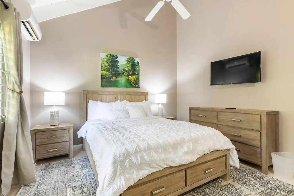 Noble House ~Spacious~Close To Beach ~Pool ~ Gym Mammee Bay