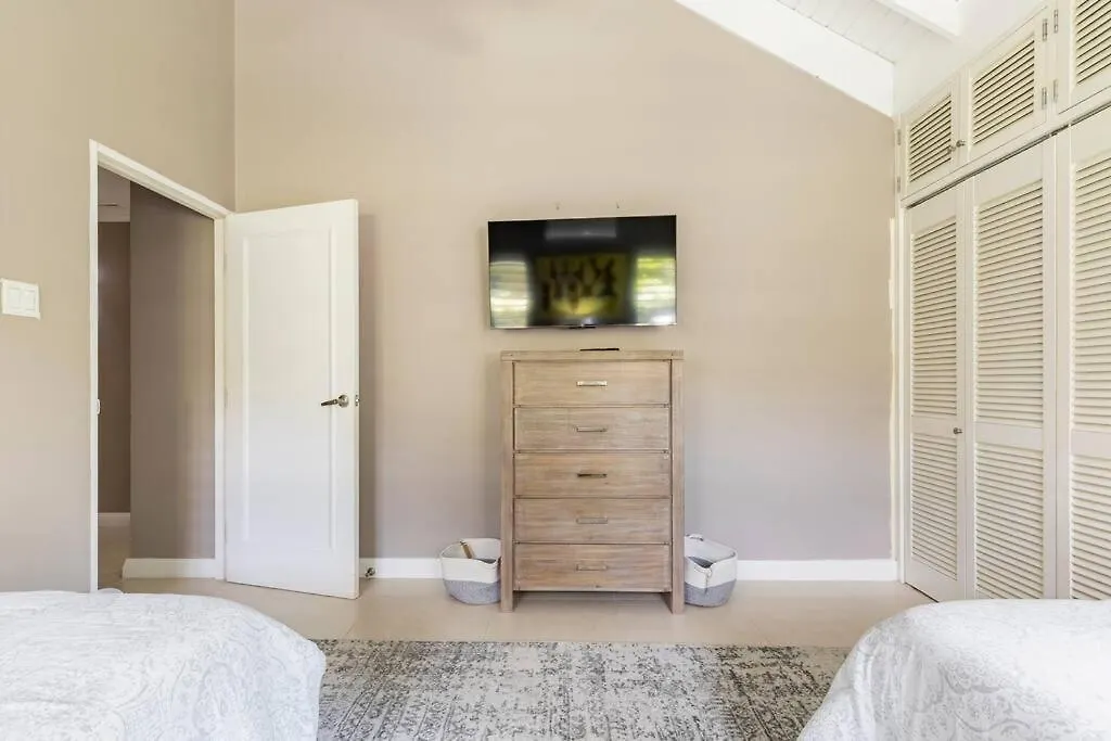 Noble House ~Spacious~Close To Beach ~Pool ~ Gym Mammee Bay