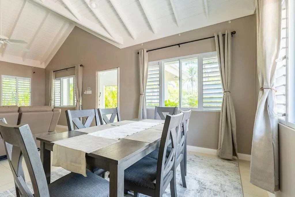 Casa de Férias Noble House ~Spacious~Close To Beach ~Pool ~ Gym Mammee Bay Jamaica